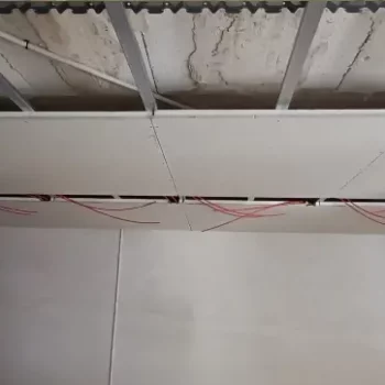 Detalle de techo en mitad de instalación de suelo radiante