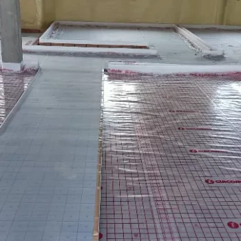 Detalle de suelo en mitad de instalación de suelo radiante