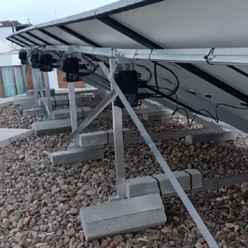 Detalle de instalación de placas solares en unifamilar