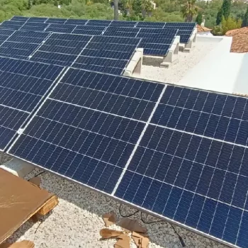 Detalle de placas solares en el techo de una vivienda en Sotogrande