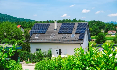 Casa unifamiliar con tejado equipado con paneles solares fotovoltaicos para autoconsumo